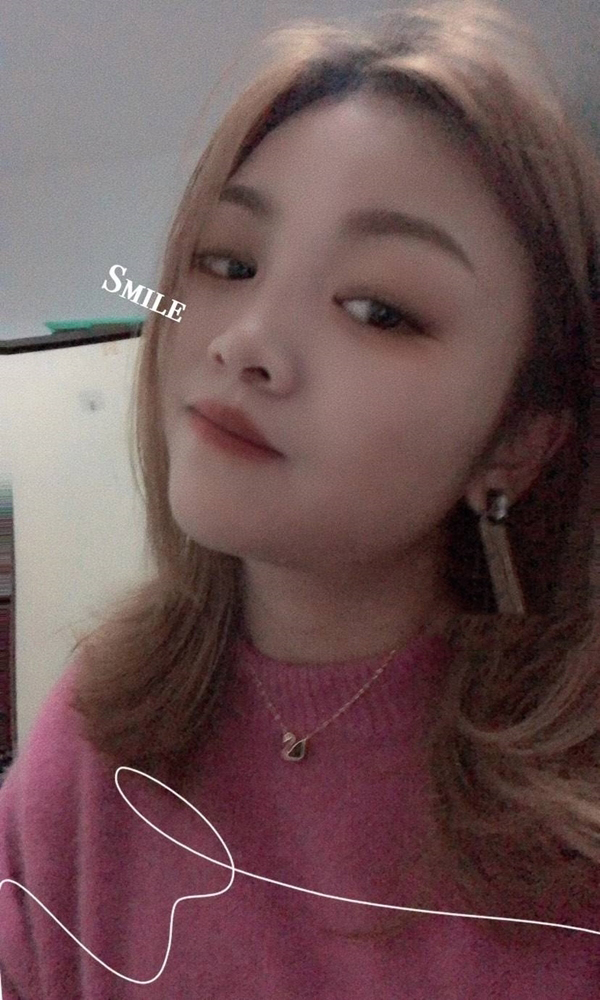 白领唇齿之间染成