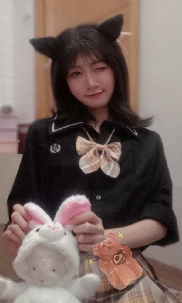 学生甜甜吃奶糖ouo