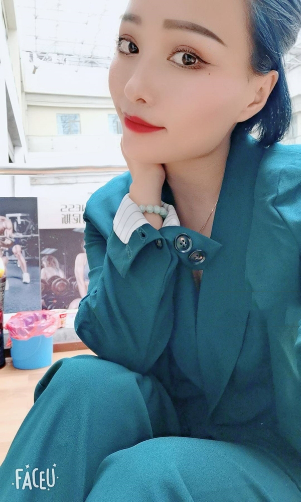 文秘喜欢装点糊涂