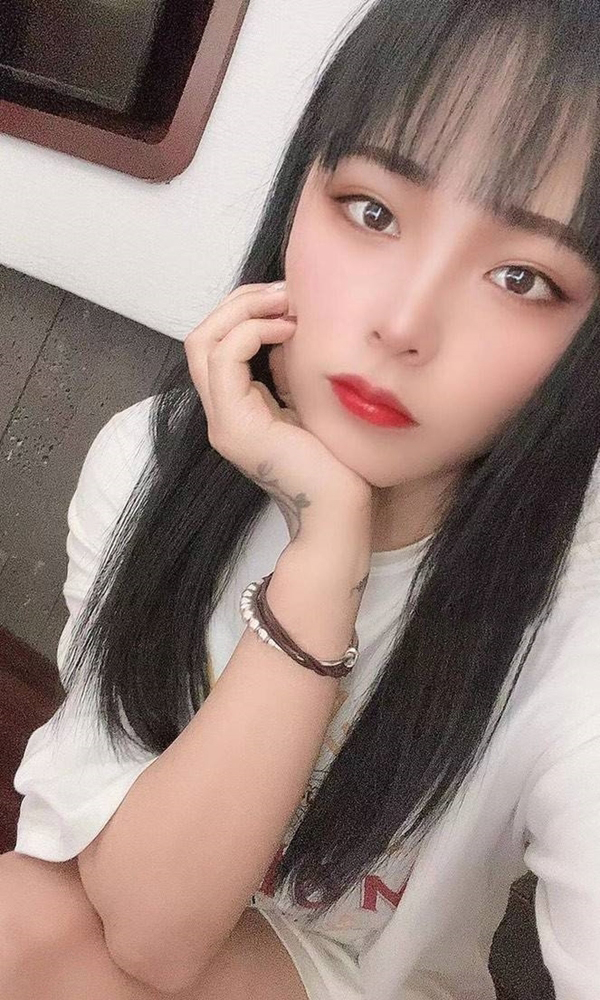 模特安安爱吃草莓