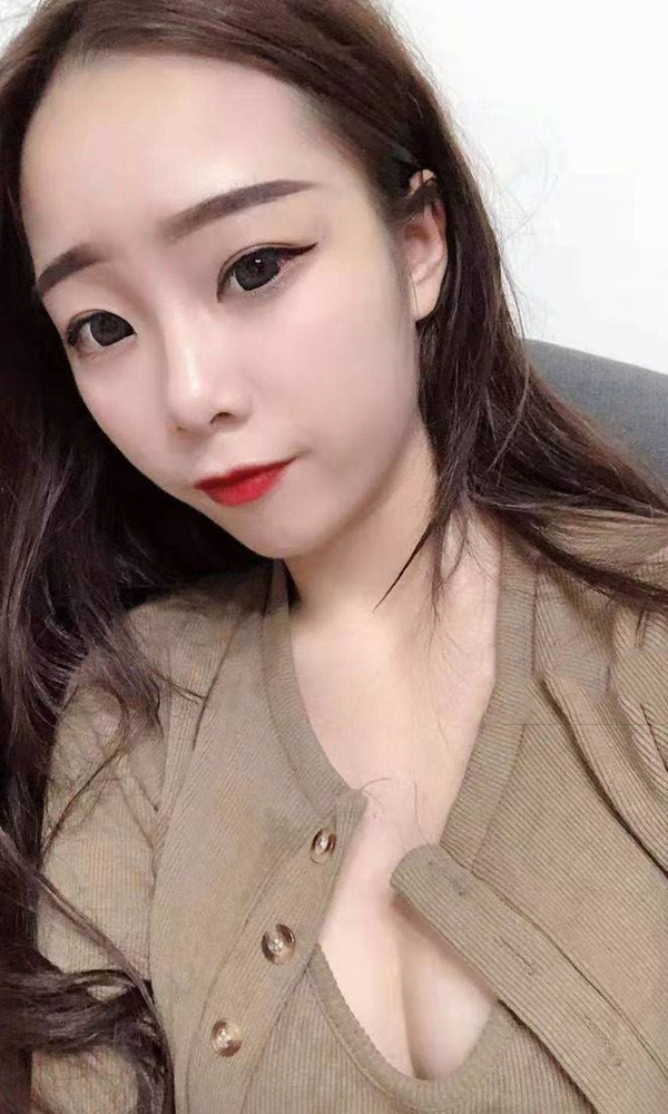 白领小婕睡醒了