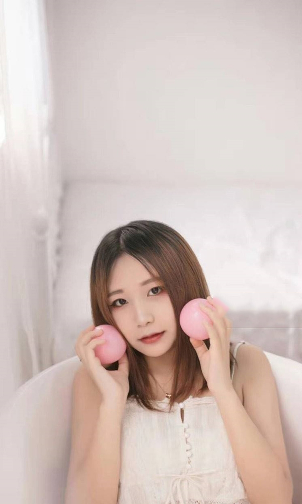 学生一口吃掉月亮