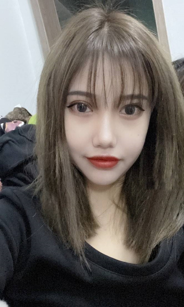 学生饱满的蜜桃