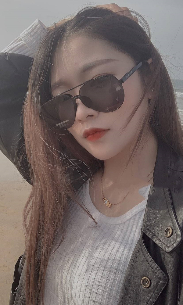 学生甜甜超级小可爱