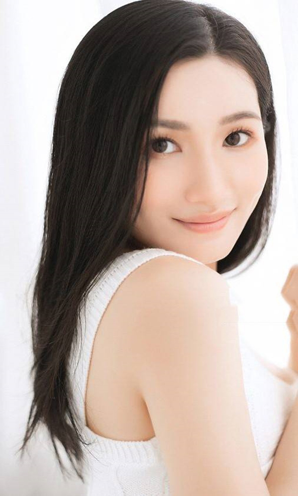 学生爱喝奶茶的小女孩