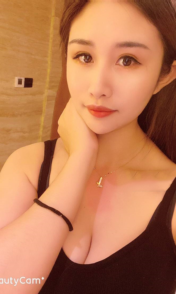 模特带刺的玫瑰