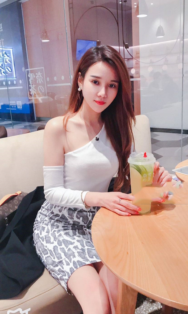 模特微微与闺蜜的故事