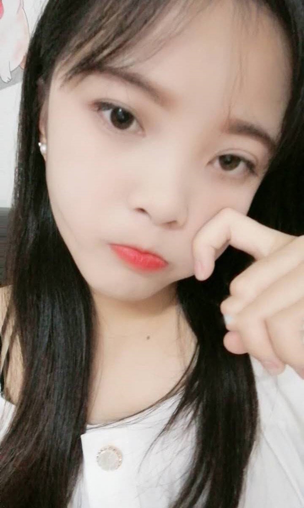 学生琳琳很甜吖