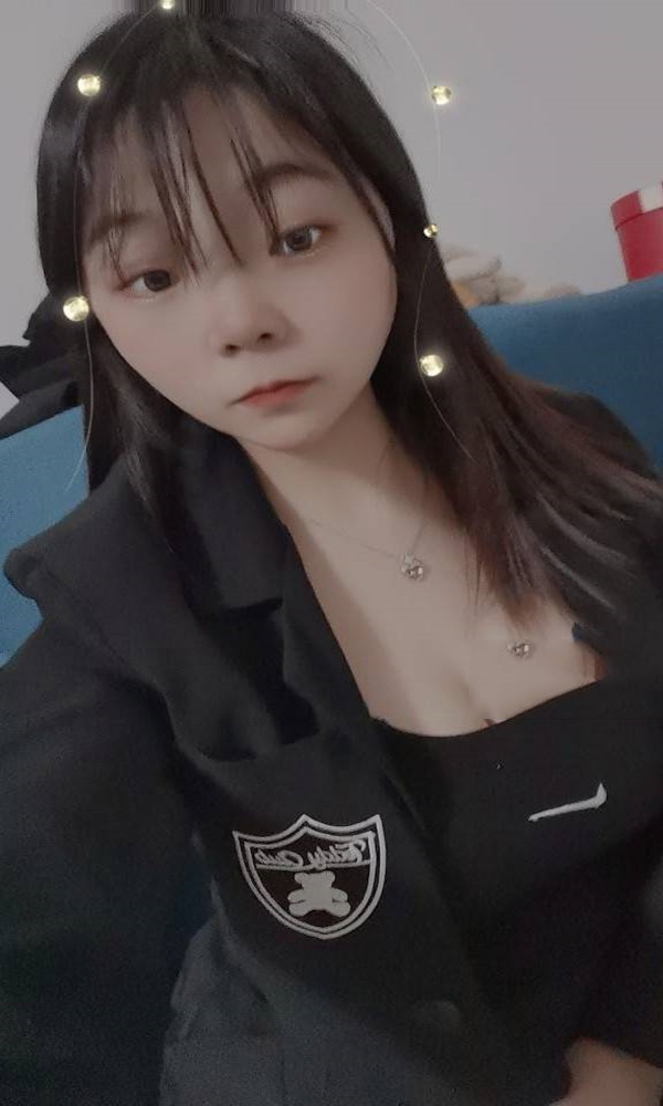 学生摘蘑菇的小姑娘