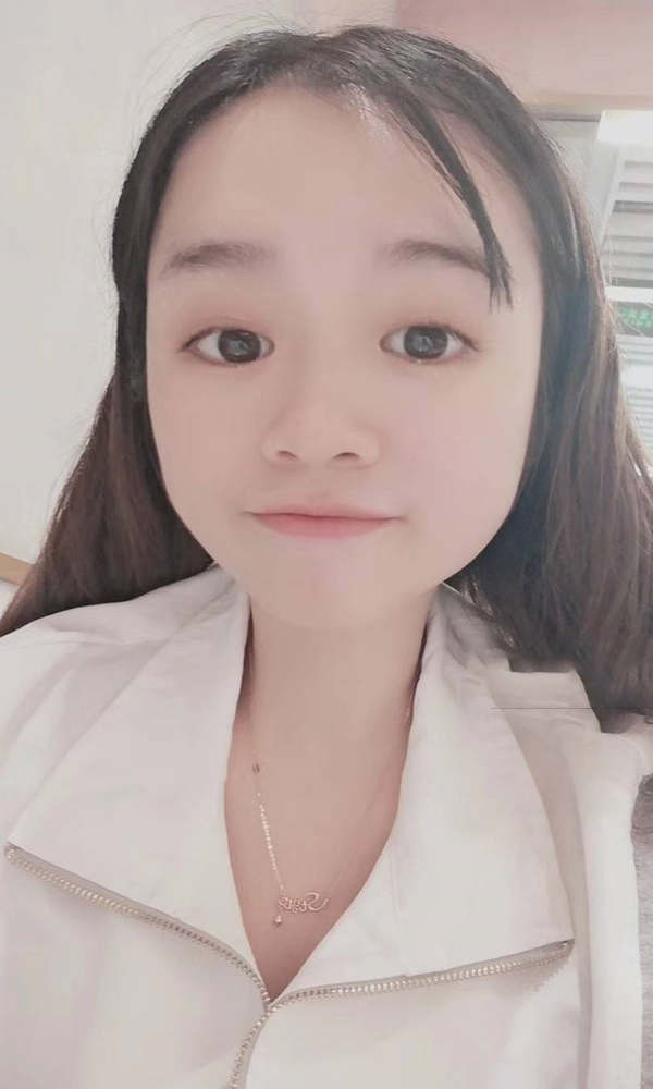 学生吃肥皂吐泡泡