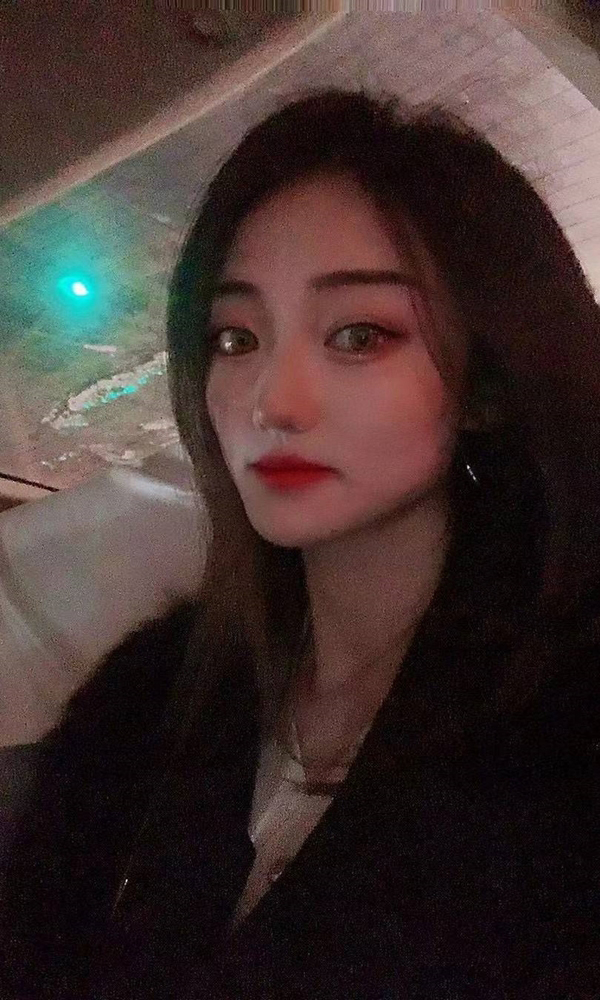 学生笑笑很倾城