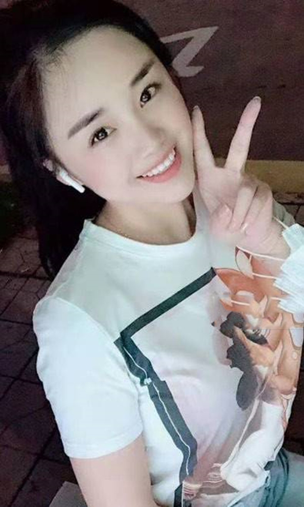 学生快乐的月妹妹