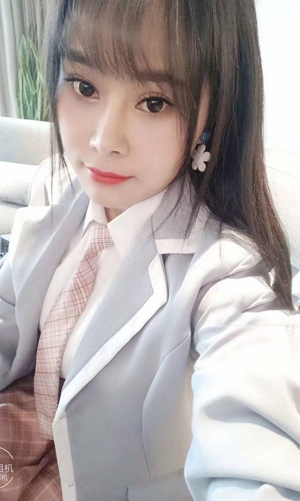 模特手心上的人