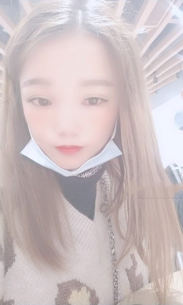 白领大樱桃小嘴