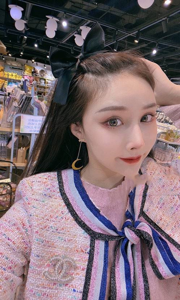 模特忧伤的柠檬