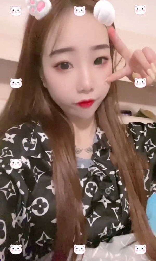 白领小婕睡醒了