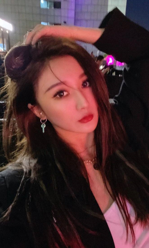 网红采蘑菇的小姑娘