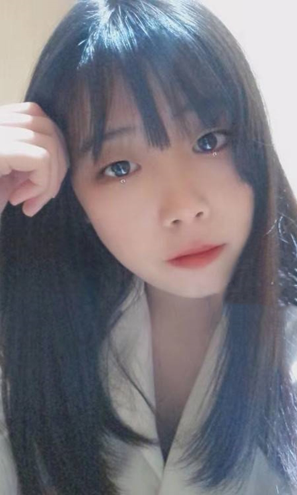 学生吃冰淇淋的小可爱