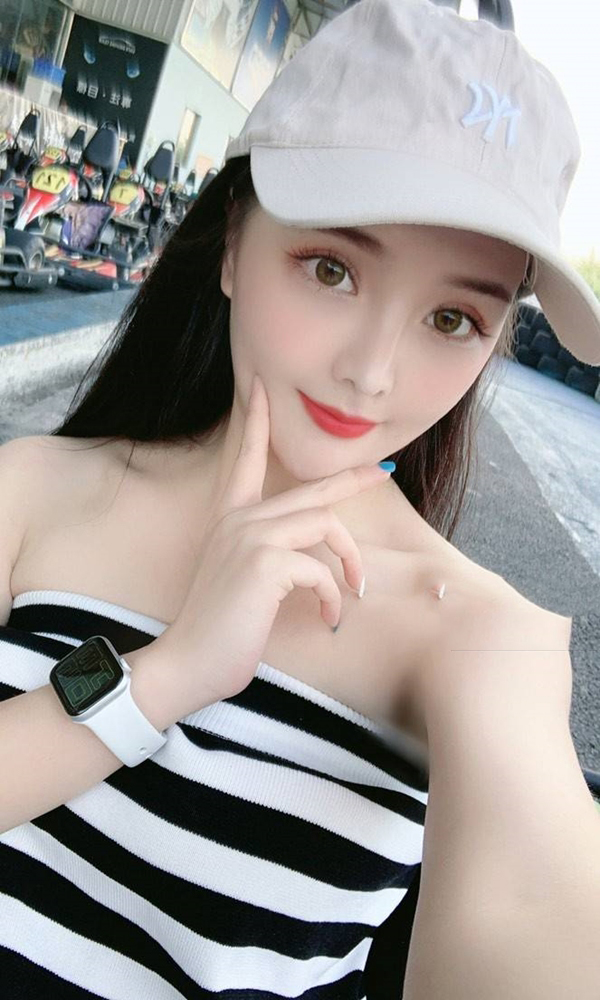 白领嘴巴嘟嘟嘟