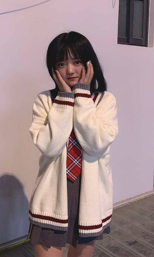 学生爱笑的香香