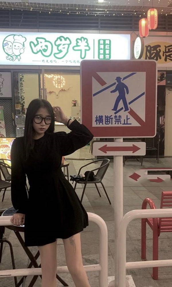 学生小依熬通宵a