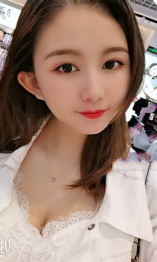 学生爱笑的女孩