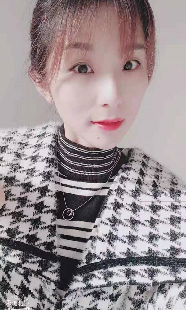 模特快乐的琪儿