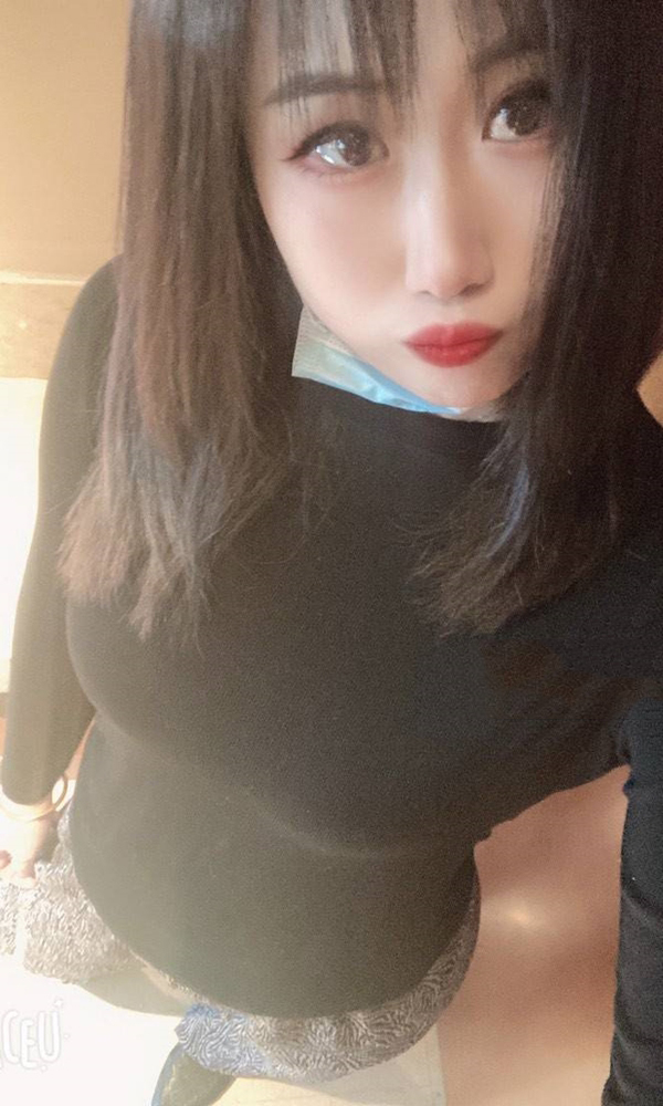 模特爱喝奶茶的小女孩