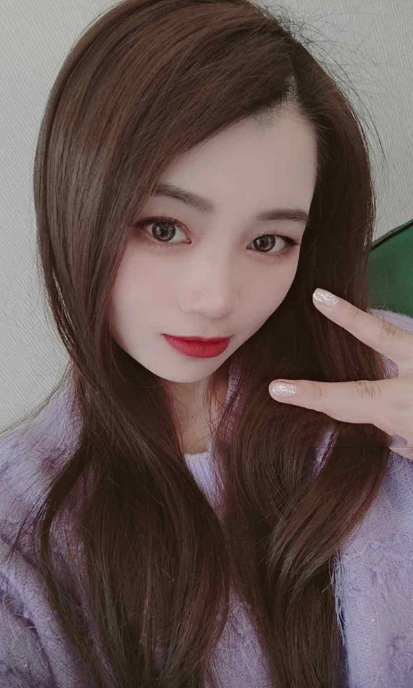 白领好奇的猫小鱼