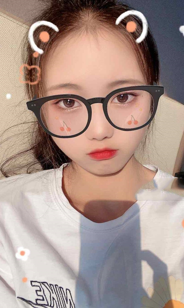 学生微笑里的甜