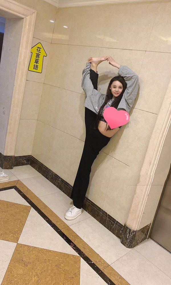 白领一字马小迪