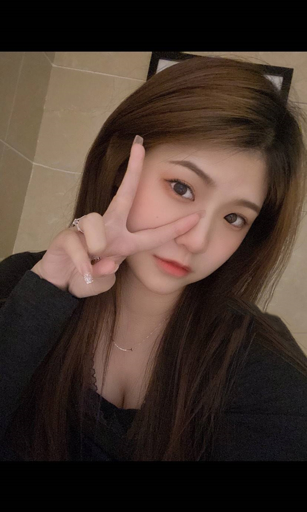 学生可爱草莓多