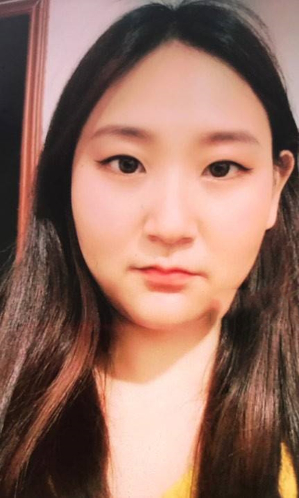 模特微笑的香露