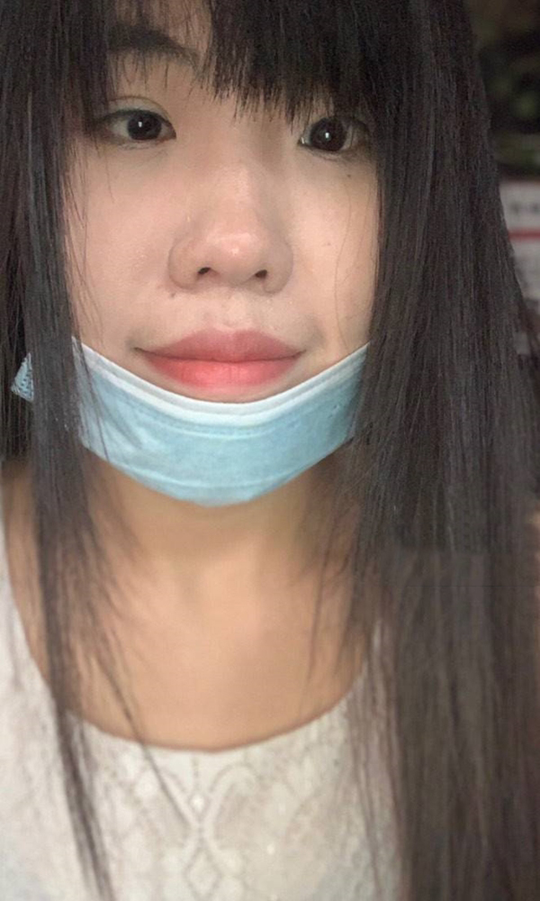 白领牵着姐姐的手