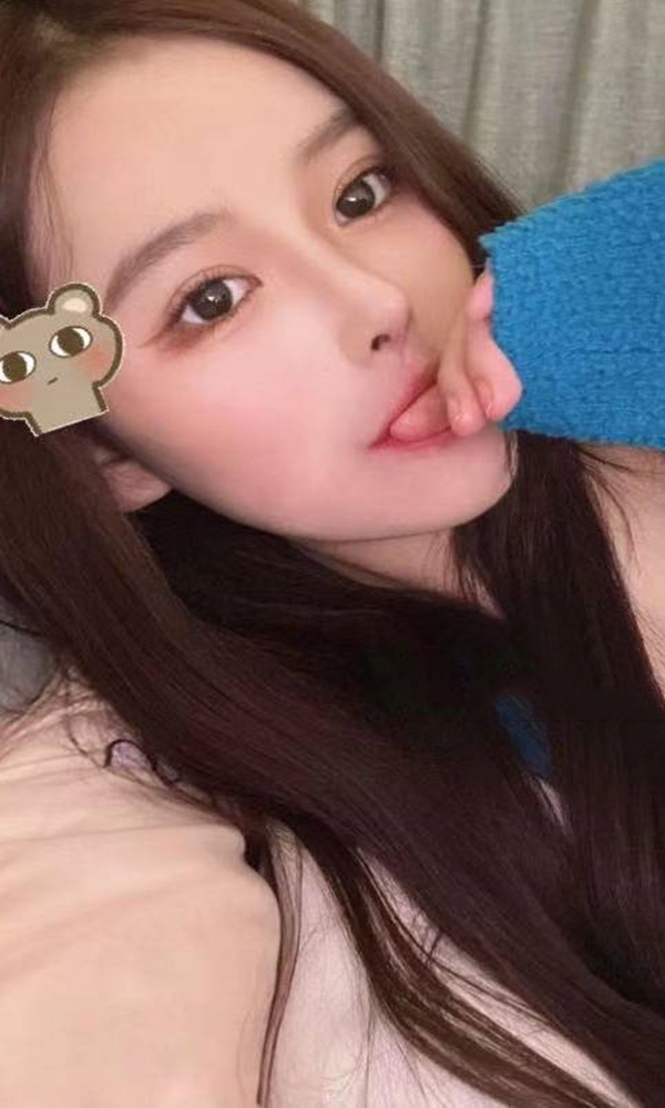 学生希子摸摸头