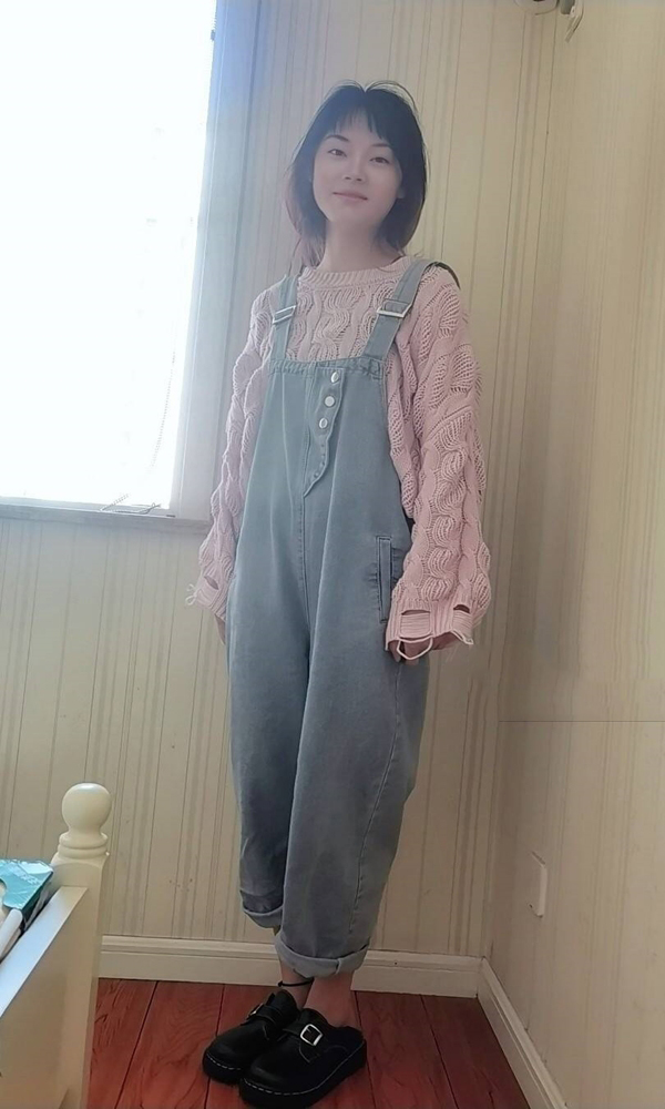 学生阳光下的花儿