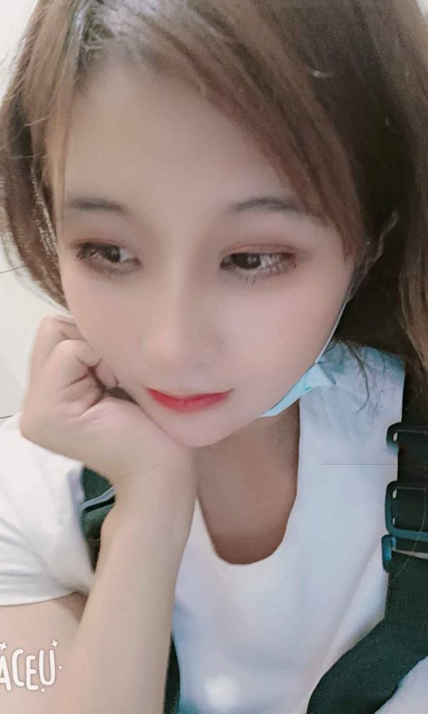 模特悲凉的玫瑰