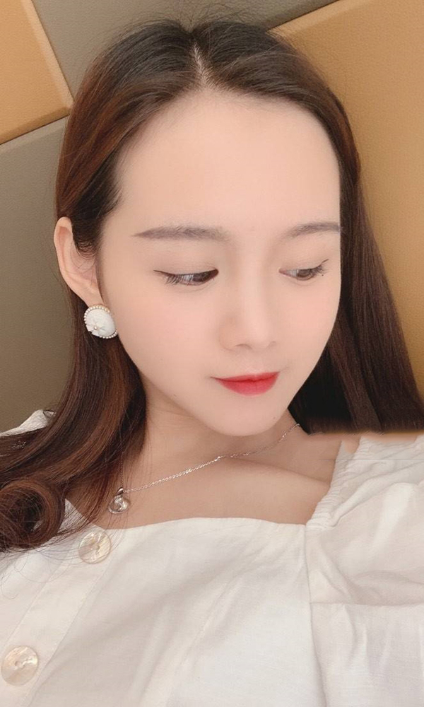 学生温情喂给狗