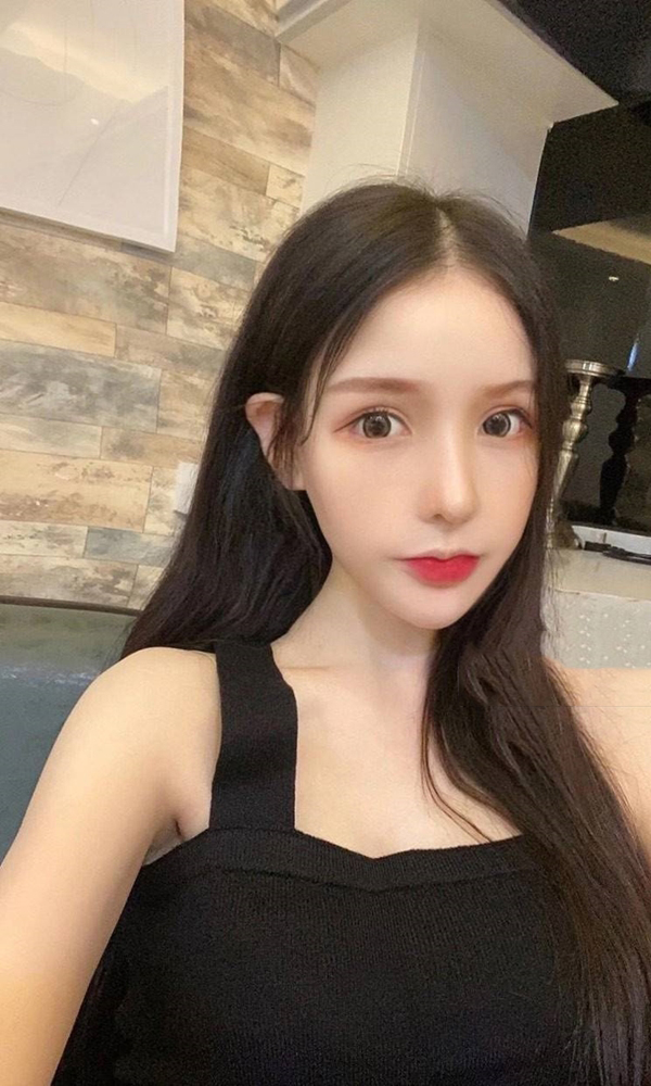 模特灵巧的眼神