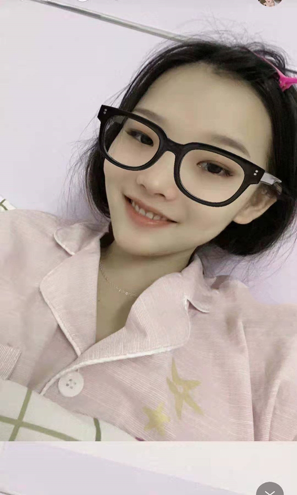 学生依阿依不舍