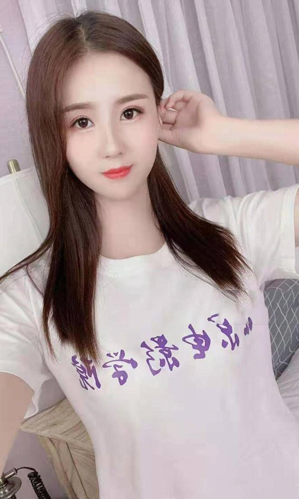 学生舔奶盖的小仙女