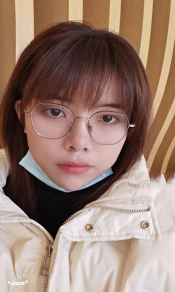 学生甜美的白云