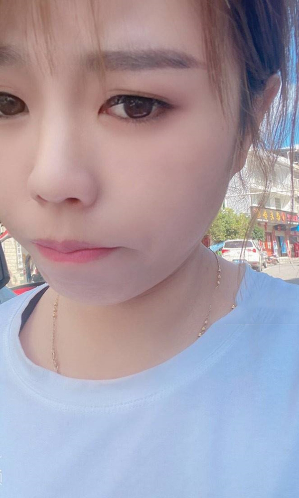 模特红红的水蜜桃