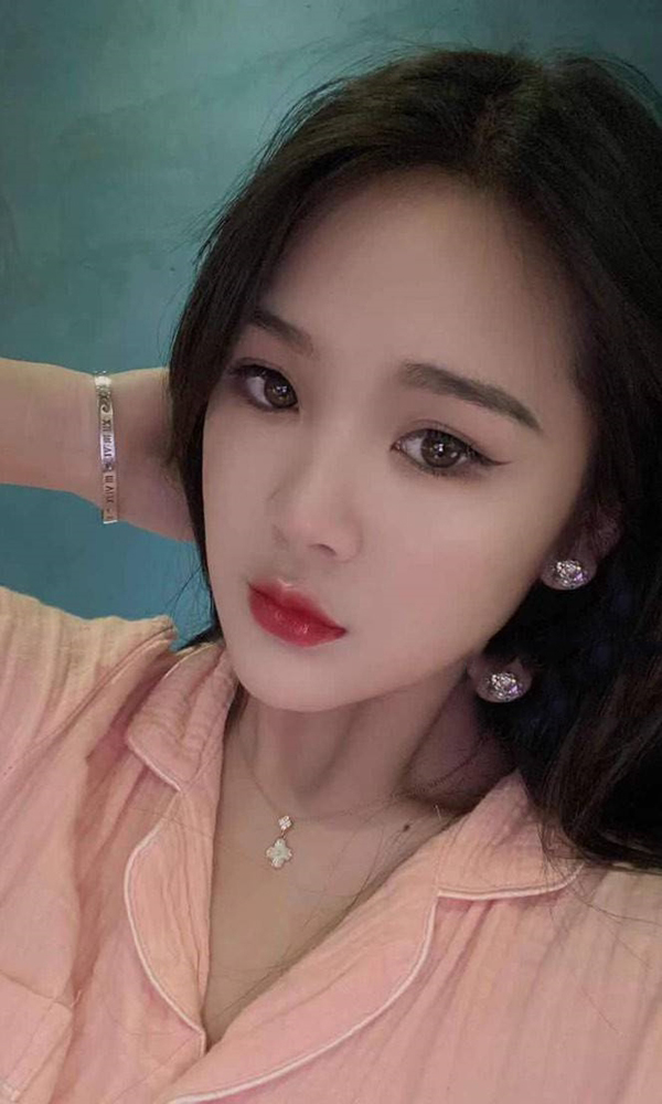 学生晓沫睡着了