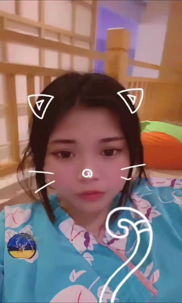 学生草莓味的亚亚