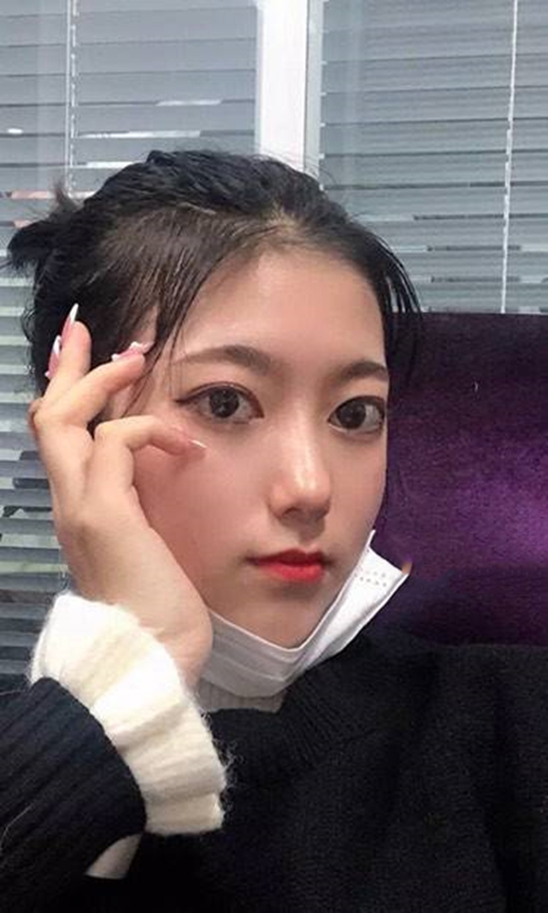 学生给你吃饼干