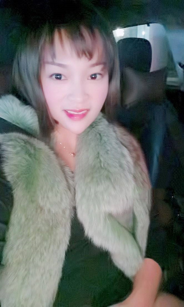 白领风吹落了雪花