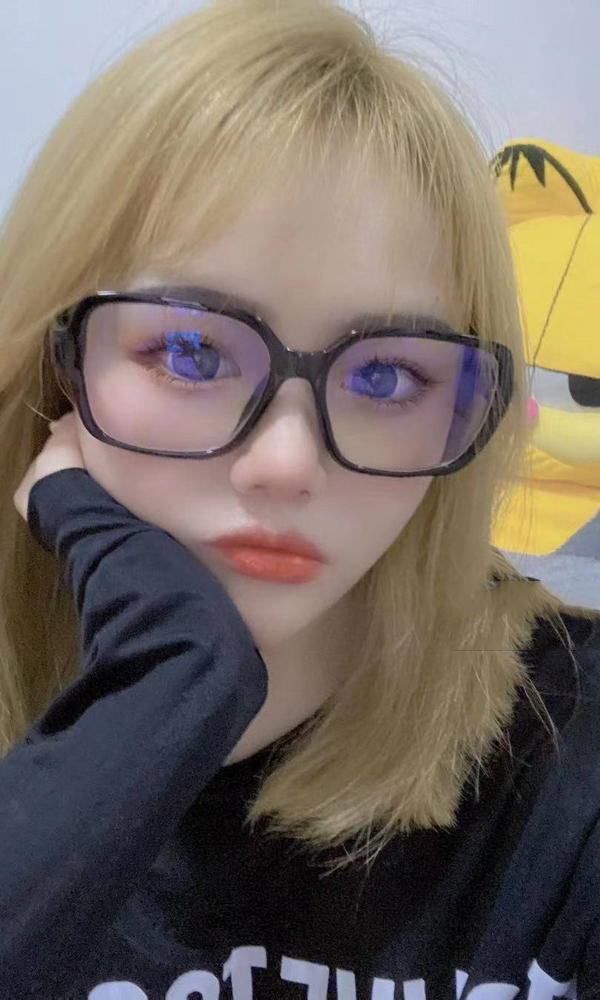 模特迷人的桃桃