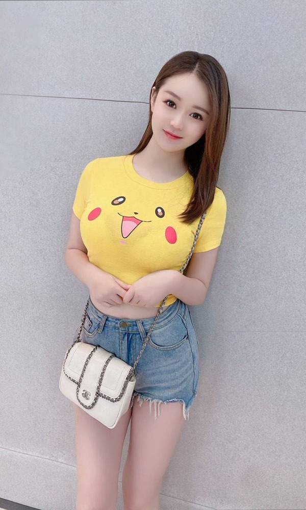 学生山松下的小猫