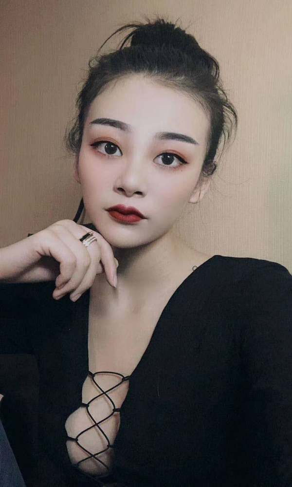 学生荡漾的裙底